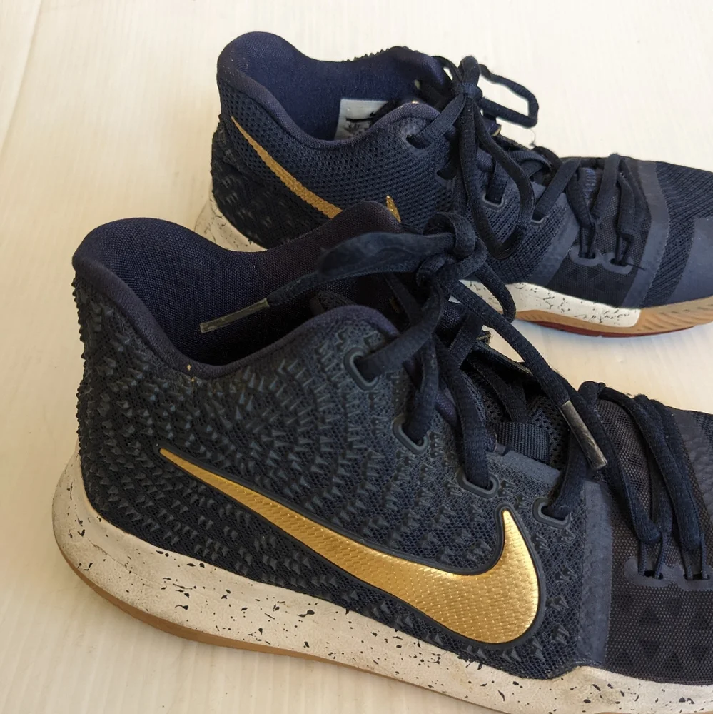 NIKE Kyrie 3 GS Youth High Top Sneakers Obsidian Metallic Gold Size 6.5